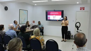 Danielle Passavante, enfermeira da Gerência de Operações de Saúde, forneceu informações sobre medicamentos de alto custo e Programa Oncológico