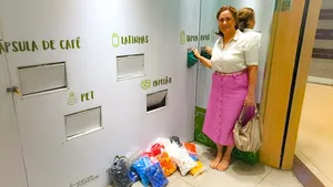 Raquel Castelpoggi deposita as tampinhas plásticas