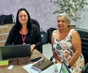 Jéssica Kloczko durante atendimento à pensionista Maria Rita de Oliveira, em Itumbiara