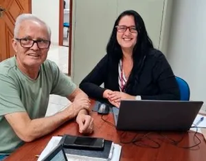 Jéssica Kloczko durante atendimento ao participante Rafael Silveira